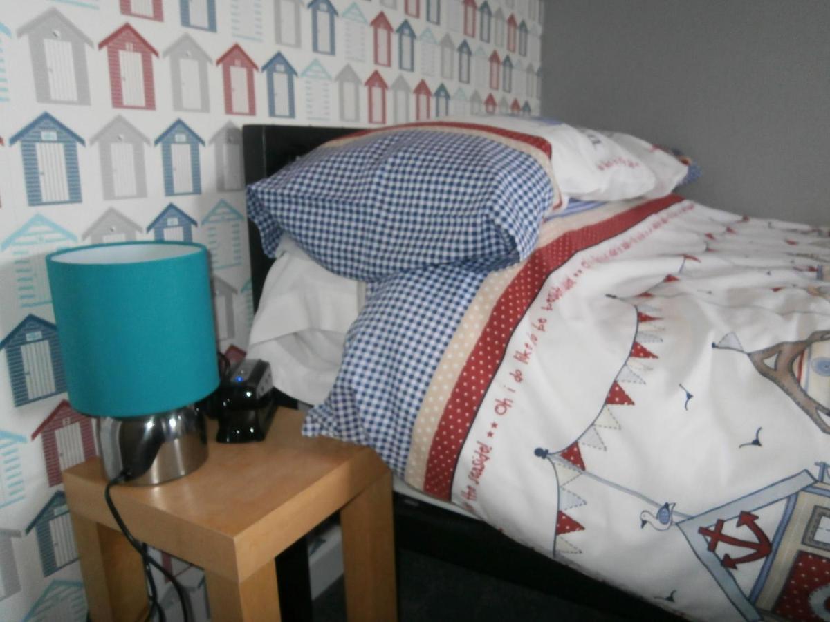 The Hut Wales - A Sea Front Inn Холихед Экстерьер фото