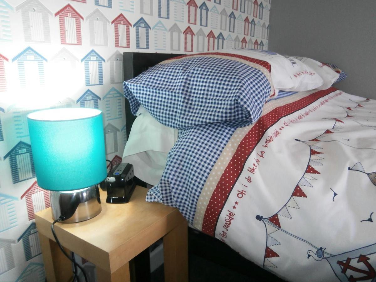 The Hut Wales - A Sea Front Inn Холихед Экстерьер фото