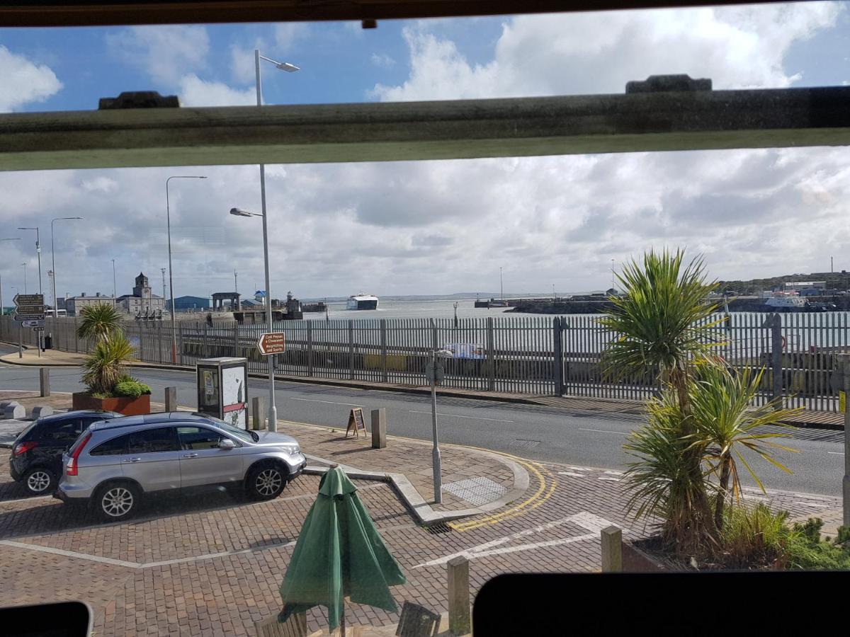 The Hut Wales - A Sea Front Inn Холихед Экстерьер фото