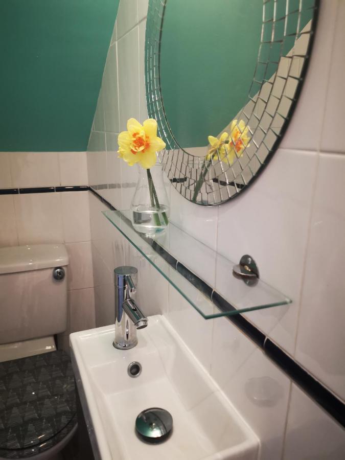 The Hut Wales - A Sea Front Inn Холихед Экстерьер фото
