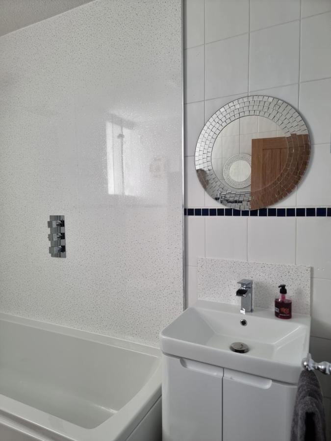 The Hut Wales - A Sea Front Inn Холихед Экстерьер фото