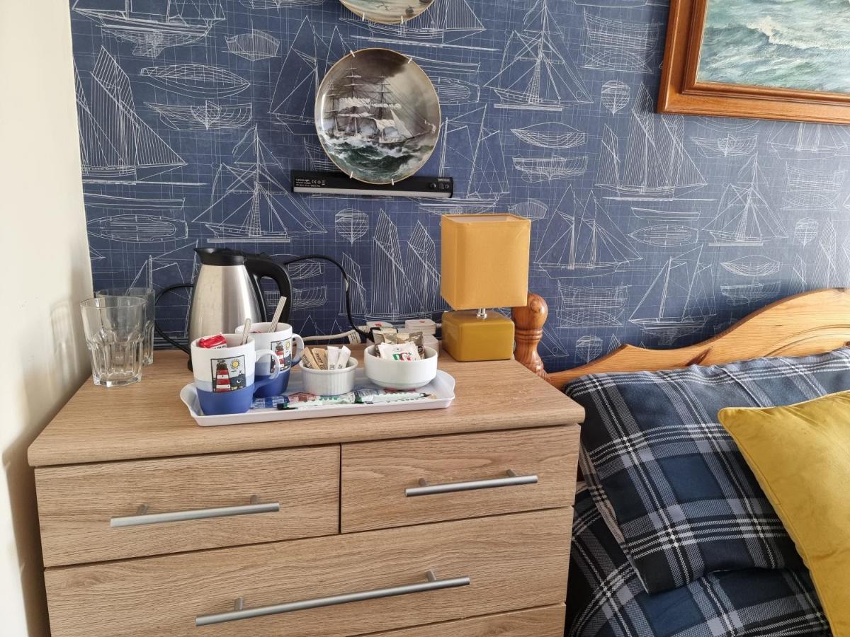 The Hut Wales - A Sea Front Inn Холихед Экстерьер фото
