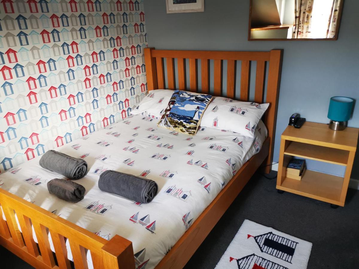The Hut Wales - A Sea Front Inn Холихед Экстерьер фото