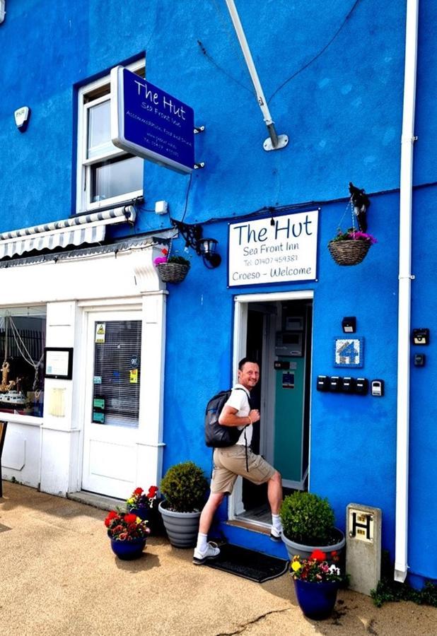 The Hut Wales - A Sea Front Inn Холихед Экстерьер фото