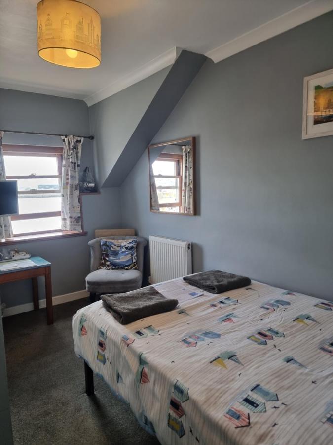 The Hut Wales - A Sea Front Inn Холихед Экстерьер фото