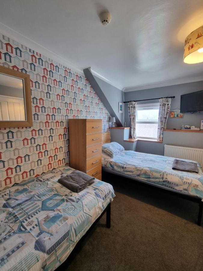 The Hut Wales - A Sea Front Inn Холихед Экстерьер фото