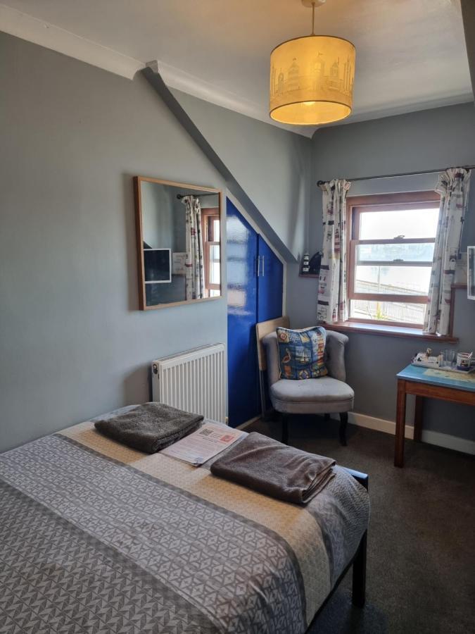The Hut Wales - A Sea Front Inn Холихед Экстерьер фото